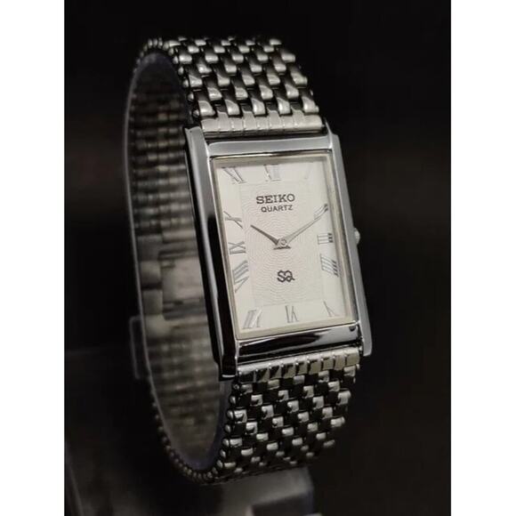 Vintage Style Seiko Quartz Mens Silver Watch & White accents W/ Metal Strap - Picture 3 of 7